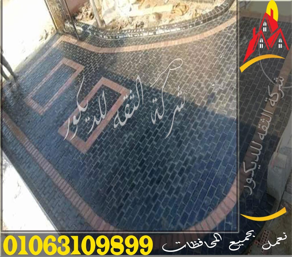 مدخل فيلا منفذ باستخدام حجر بازلت أسود بتشطيب أنيق ومظهر خارجي فاخر